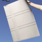 Fond mural à panneaux épurés, texture lisse pour une ambiance intérieure sophistiquée.