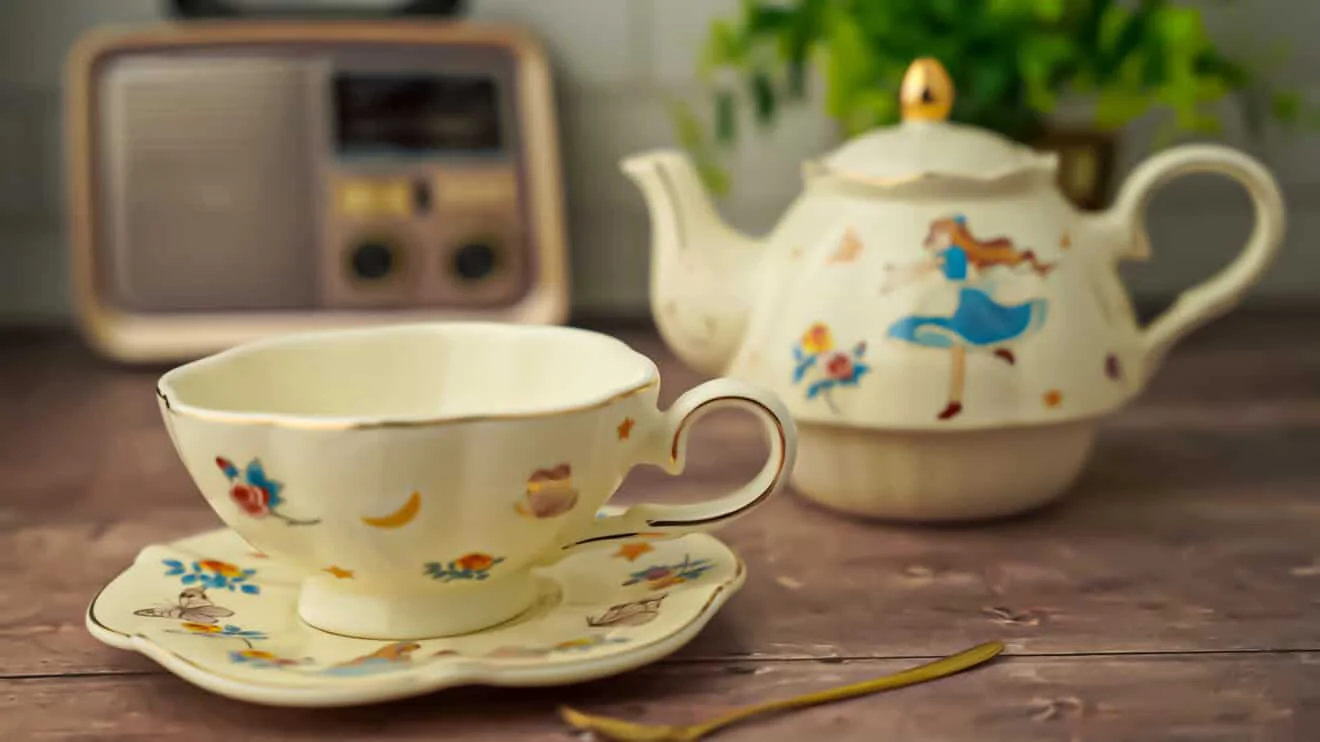 Client satisfait utilisant notre fond photo "حكايات اللوح-Fond PVC :Texture bois usé et Fond PVC Email_Blanc "pour un shooting lifestyle.