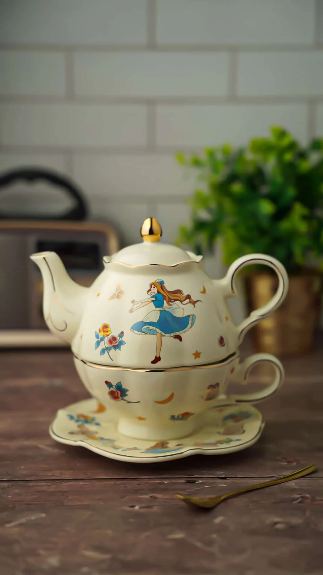 Témoignage photo client : modèle sur fond PHOTOFOND, Planche PVC -حكايات اللوح, associé à la Planche PVC Fond "émail Blanc" acheté pour session créative.C'est un plaisir de voir nos fonds apporter tant de cachet à vos mises en scène.