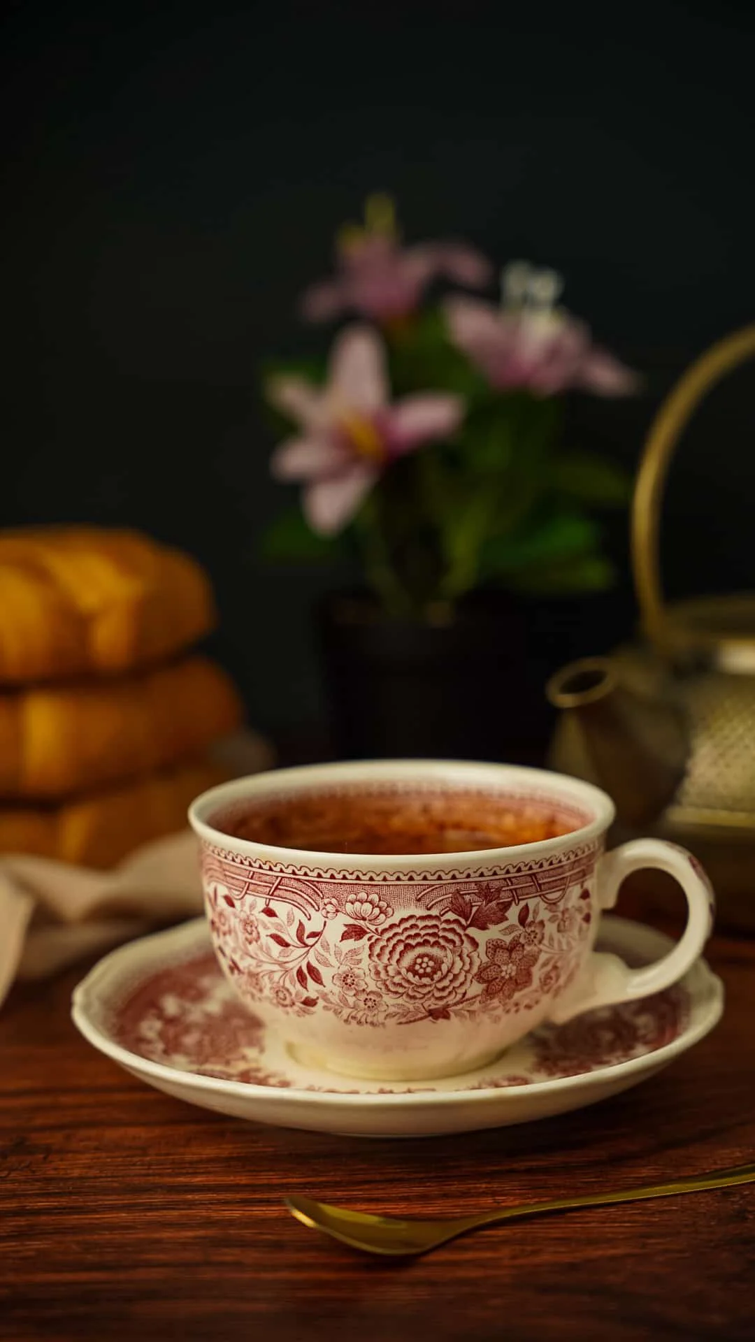 Client satisfait utilisant notre fond photo "حكايات اللوح-Fond PVC :Texture bois usé "pour un shooting lifestyle.